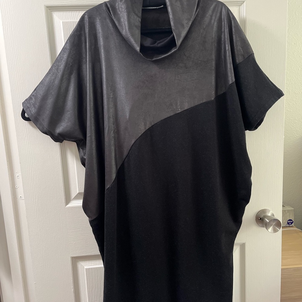 Alembika designed in Israel, Medium, runs large, Charcoal Gray/Black